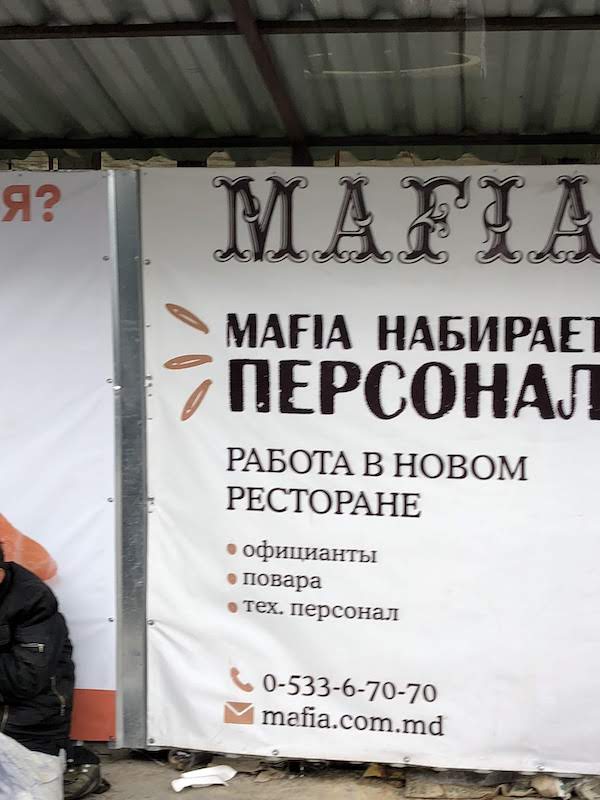 Insegne del ristorante Mafia a Tiraspol