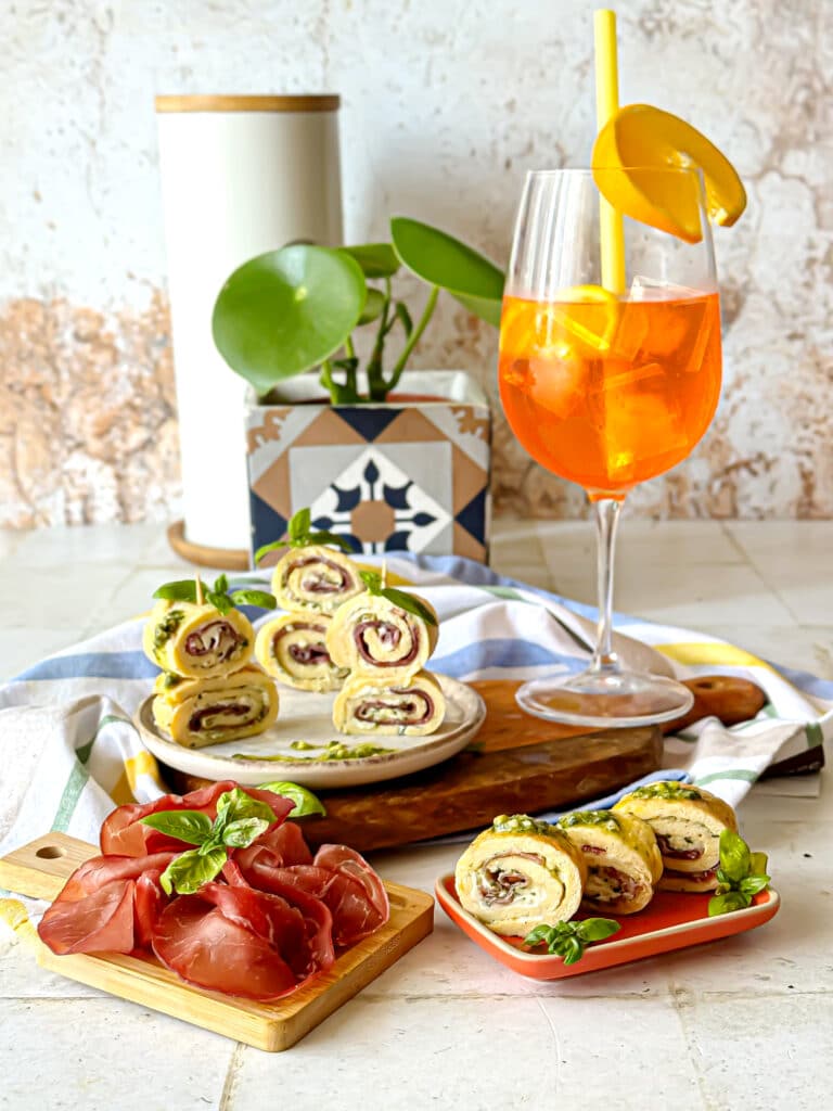 Rotoloni di Frittata con Pesto, Formaggio Spalmabile e Bresaola in abbinamento allo Spritz