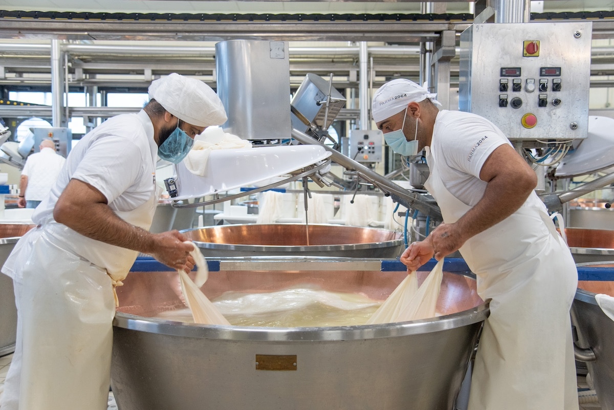 lavorazione-parmigiano-reggiano