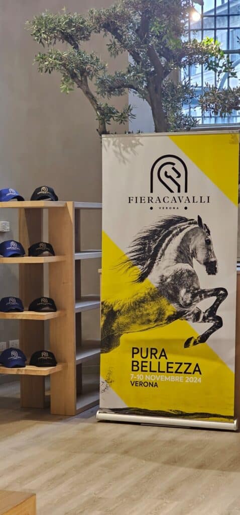 Fieracavalli presenta la sua nuova immagine: logo, campagna e layout grafici completamente rinnovati, nelle forme e nei colori, mettendo al centro del rebranding il vero protagonista della rassegna veronese, il cavallo.